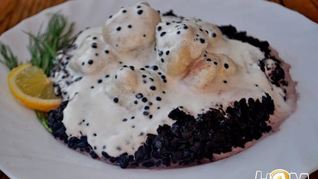 Рыбные клецки с ченым рисом и икорным соусом