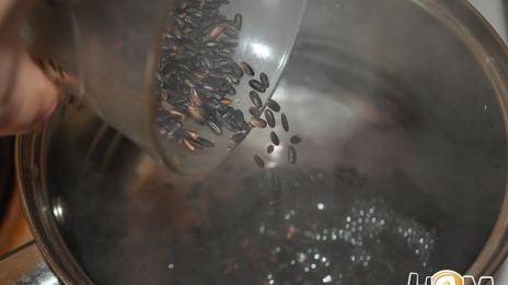 рыбные клецки с ченым рисом и икорным соусом