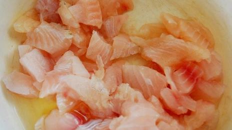 рыбные клецки с ченым рисом и икорным соусом