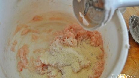 рыбные клецки с ченым рисом и икорным соусом