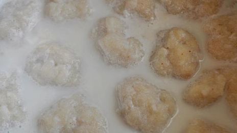 рыбные клецки с ченым рисом и икорным соусом