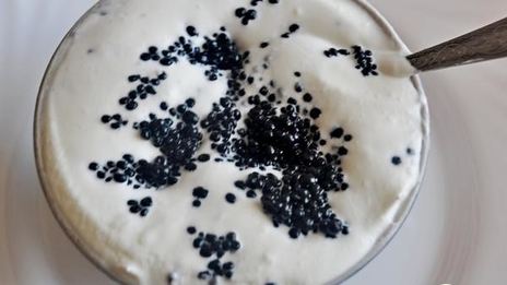 рыбные клецки с ченым рисом и икорным соусом