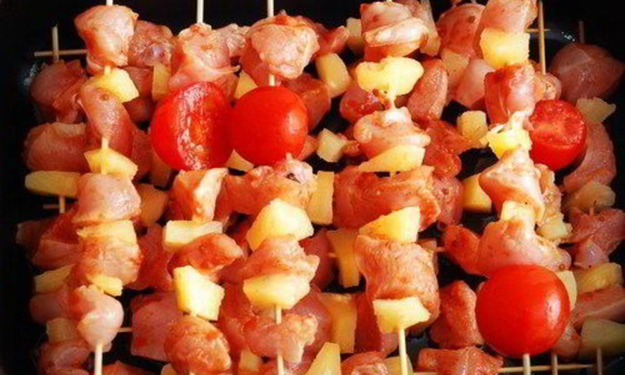Рецепт говяжьих шашлыков по-гавайски с ананасами, красным перцем и луком