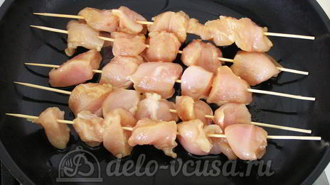 куриные шашлычки на шпажках