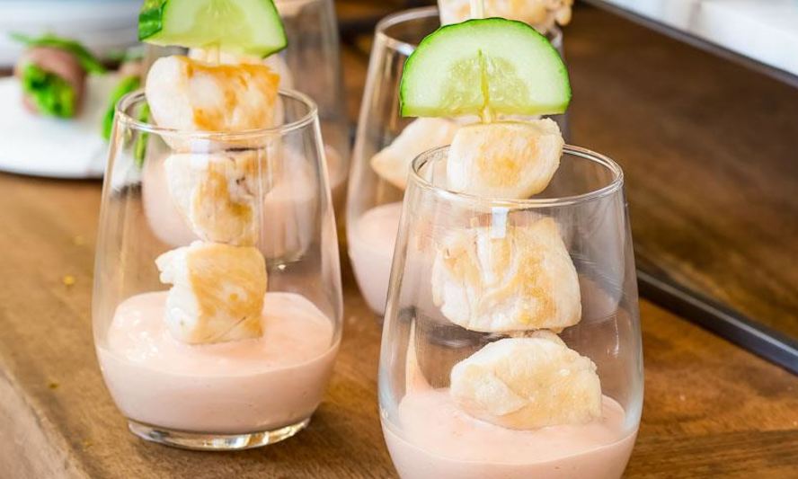 Рецепт куриных шашлычков со свежим огурцом и соусом