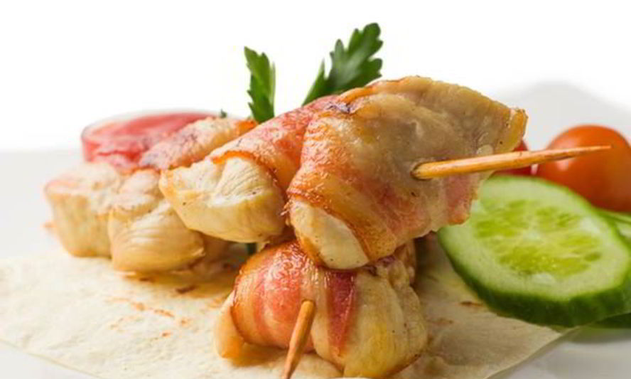 Рецепт куриных шашлычков в беконе на шпажках