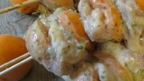 шашлычки из курицы с абрикосами в арахисово-кокосовом маринаде