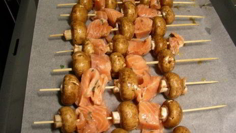 шашлычки из лосося и грибов