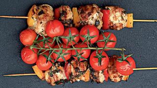 Шашлычки из цесарки с помидорами черри и сладким перцем