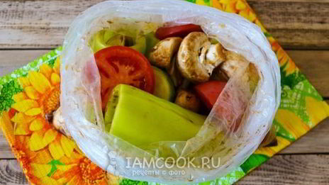 шашлык ассорти из свинины, курицы и овощей