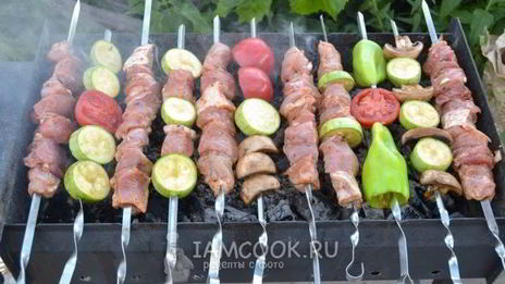 шашлык ассорти из свинины, курицы и овощей