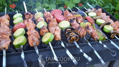 шашлык ассорти из свинины, курицы и овощей