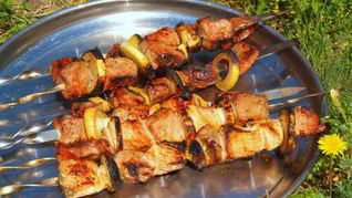 Шашлык из говядины с горчицей и гранатовым соусом