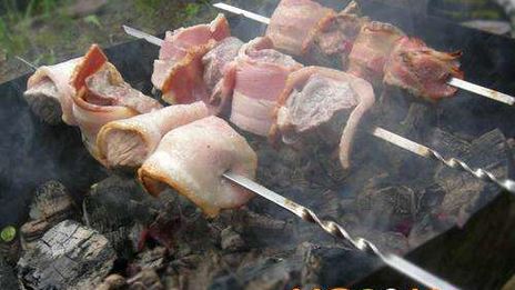 шашлык из говядины в беконе