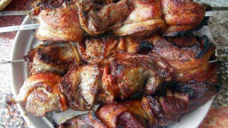 шашлык из говядины в беконе