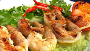 Шашлык из креветок с соусом чили
