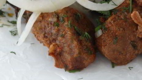 шашлык из мяса на сковороде