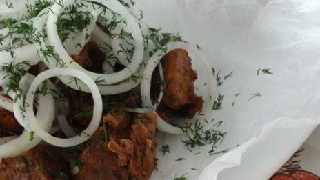 шашлык из мяса на сковороде