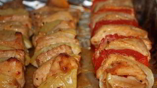 Шашлык из мяса свинины на шпажках в духовке