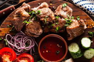 Шашлык из свинины, маринованной с луком