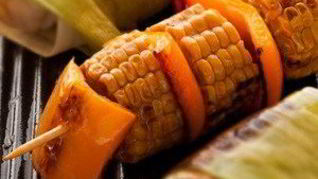 Шашлыки из разноцветных перцев и кукурузы на гриле в ароматном масле с кумином