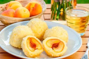 Сладкие картофельные клецки с абрикосами