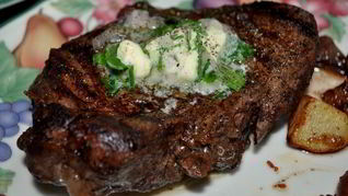 Стейк на сковороде