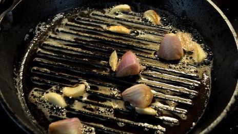 стейк на сковороде