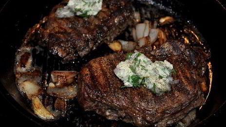 стейк на сковороде