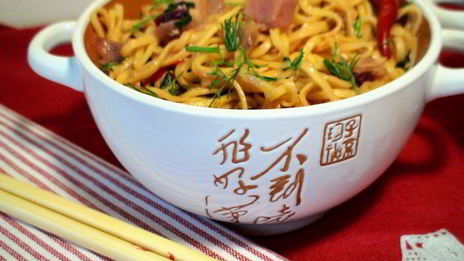 яичная лапша с грудинкой