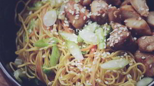 Яичная лапша с курицей и сладким перцем по-азиатски