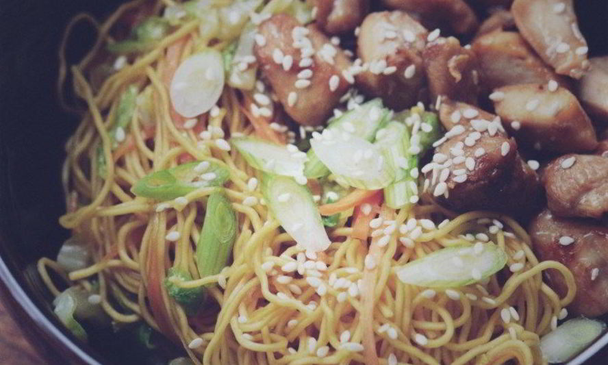 Рецепт яичной лапши с курицей и сладким перцем по-азиатски