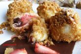 Заварные клецки с клубникой и шоколадным соусом