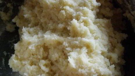 заварные клецки с клубникой и шоколадным соусом