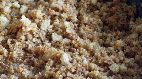 заварные клецки с клубникой и шоколадным соусом