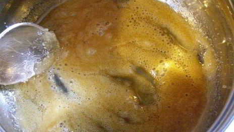 заварные клецки с клубникой и шоколадным соусом