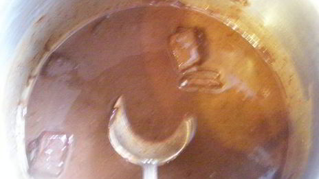 заварные клецки с клубникой и шоколадным соусом