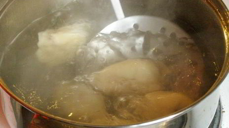 заварные клецки с клубникой и шоколадным соусом