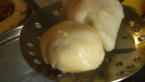 заварные клецки с клубникой и шоколадным соусом