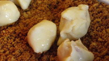 заварные клецки с клубникой и шоколадным соусом