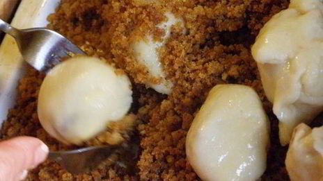 заварные клецки с клубникой и шоколадным соусом