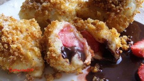 заварные клецки с клубникой и шоколадным соусом