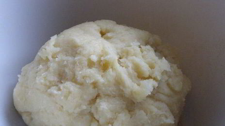 заварные клецки с клубникой и шоколадным соусом