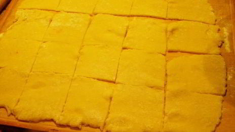 заварные клецки с клубникой и шоколадным соусом