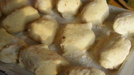 заварные клецки с клубникой и шоколадным соусом