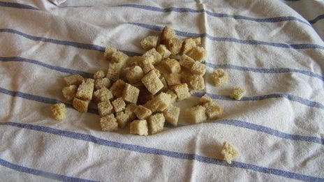 заварные клецки с клубникой и шоколадным соусом