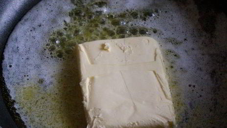 заварные клецки с клубникой и шоколадным соусом