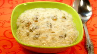 Овсяная каша с изюмом