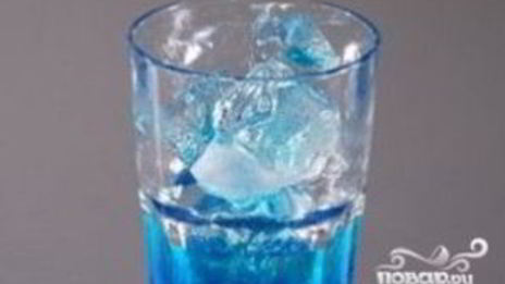 алкогольный напиток голубого цвета