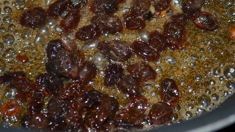 блинчики с сиропом из изюма